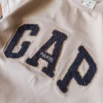 تیشرت و شلوارک گپ سه‌ رنگ کرم و طوسی - Image 2