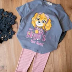 ست کامل تیشرت و شلوار طوسی با طرح سگ‌های نگهبان برند استلا