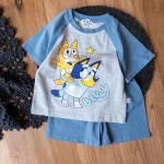 ست راحتی کودکانه با تیشرت و شلوارک آبی و طرح شخصیت بلویی