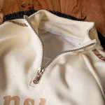 زیپ و یقه در نیم‌زیپ بچه‌گانه کرم رنگ