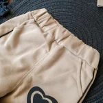 طرح قلب روی بلوز ست دو‌تکه کرم