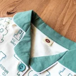 لباس راحتی سبز جلو‌دکمه‌ای با چاپ نوشته‌های انگلیسی