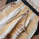 ست کامل تیشرت و شلوارک کرم بچه‌گانه با طراح نخل برند گپ