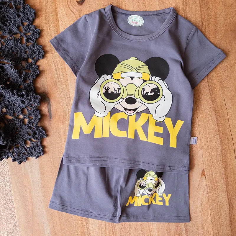 ست راحتی کودکانه با تیشرت و شلوارک طوسی و چاپ میکی ماوس