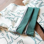 نوشته‌ی انگلیسی روی لباس راحتی جلو‌دکمه‌ای سبز