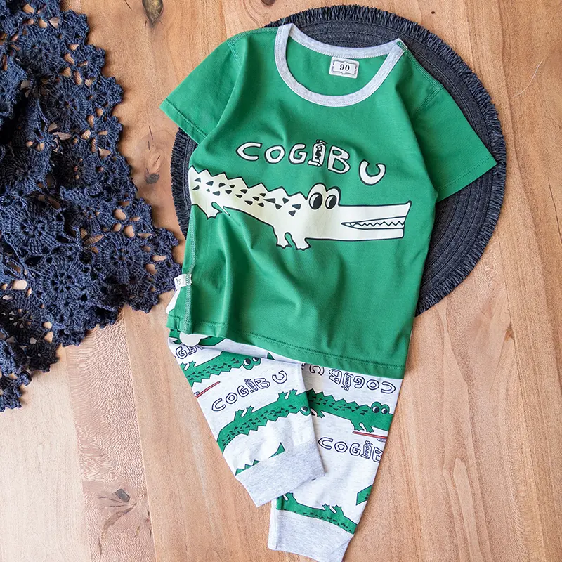 ست راحتی کودکانه با تیشرت و شلوار سبز و طرح کروکودیل