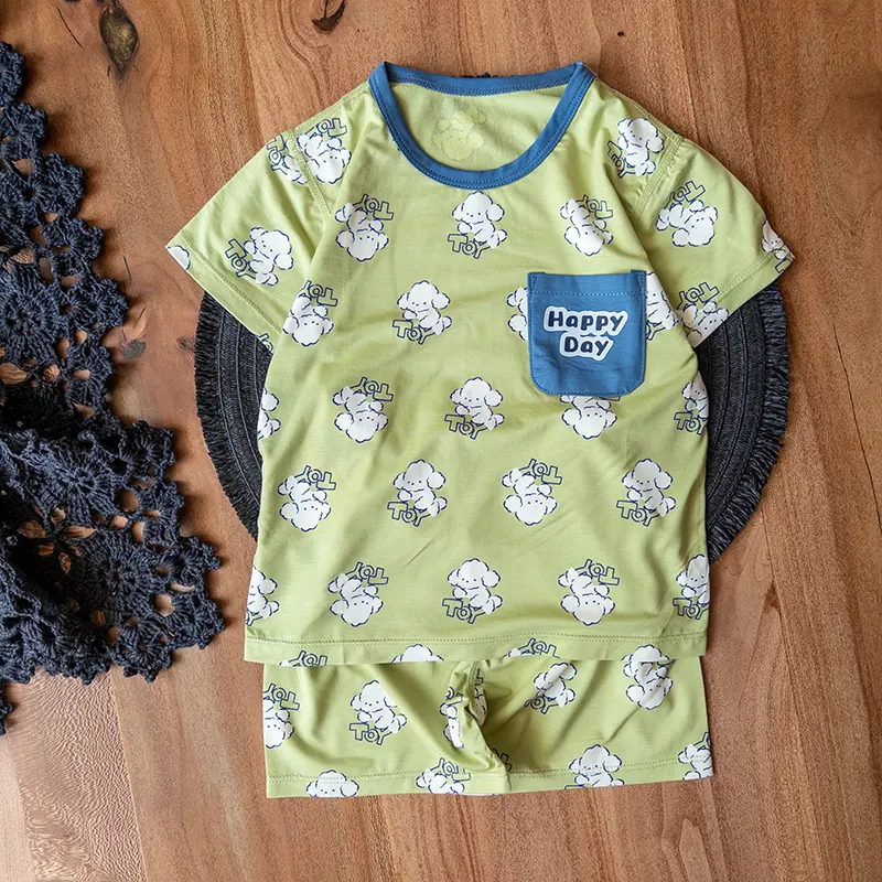 ست راحتی کودکانه با تیشرت و شلوارک سبز و طرح سگ فرفری
