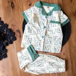 ست راحتی کودکانه جلو‌دکمه‌ای با رنگ سبز و نوشته‌ی انگلیسی