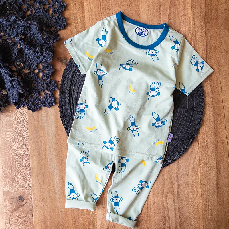 1. ست راحتی کودکانه با تیشرت و شلوار سبز و طرح میمون