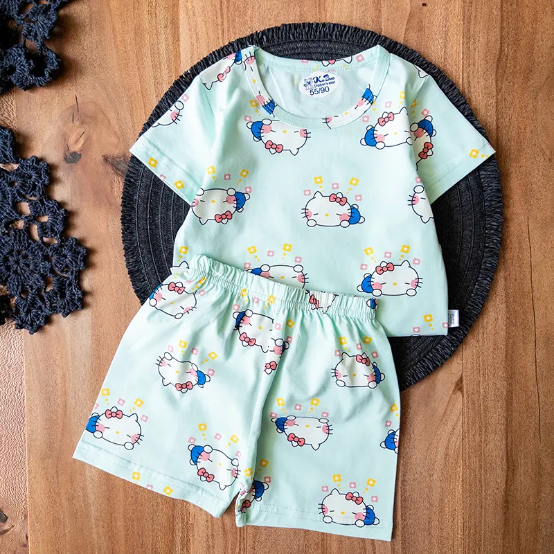 ست راحتی کودکانه با تیشرت و شلوارک سبز و طرح کیتی خوابیده