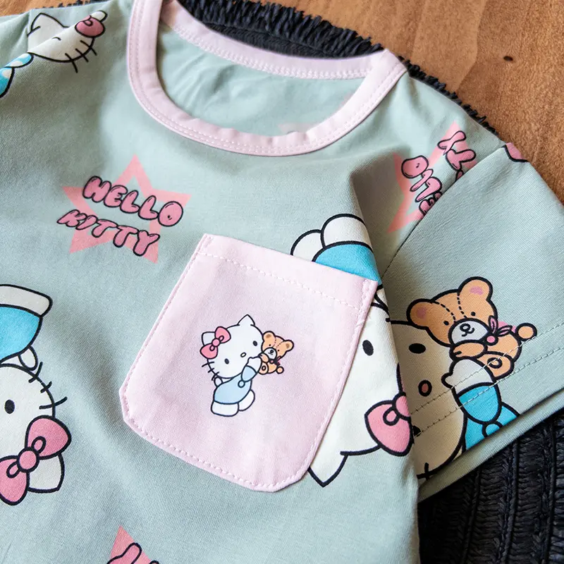 کیتی روی تیشرت طوسی با شلوارک صورتی