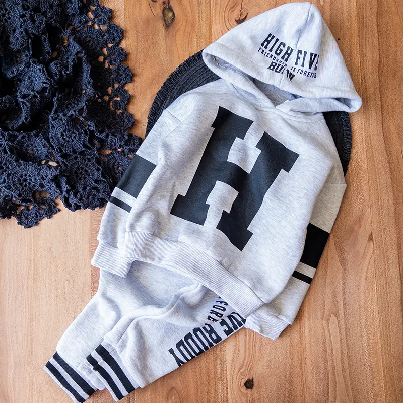 ست هودی و شلوار بچه‌گانه با چاپ حرف H روی لباس