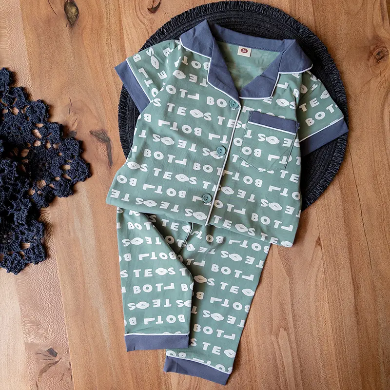 ست راحتی کودکانه جلو‌دکمه‌ای با یقه‌ی سرمه‌ای و چاپ نوشته‌ی انگلیسی