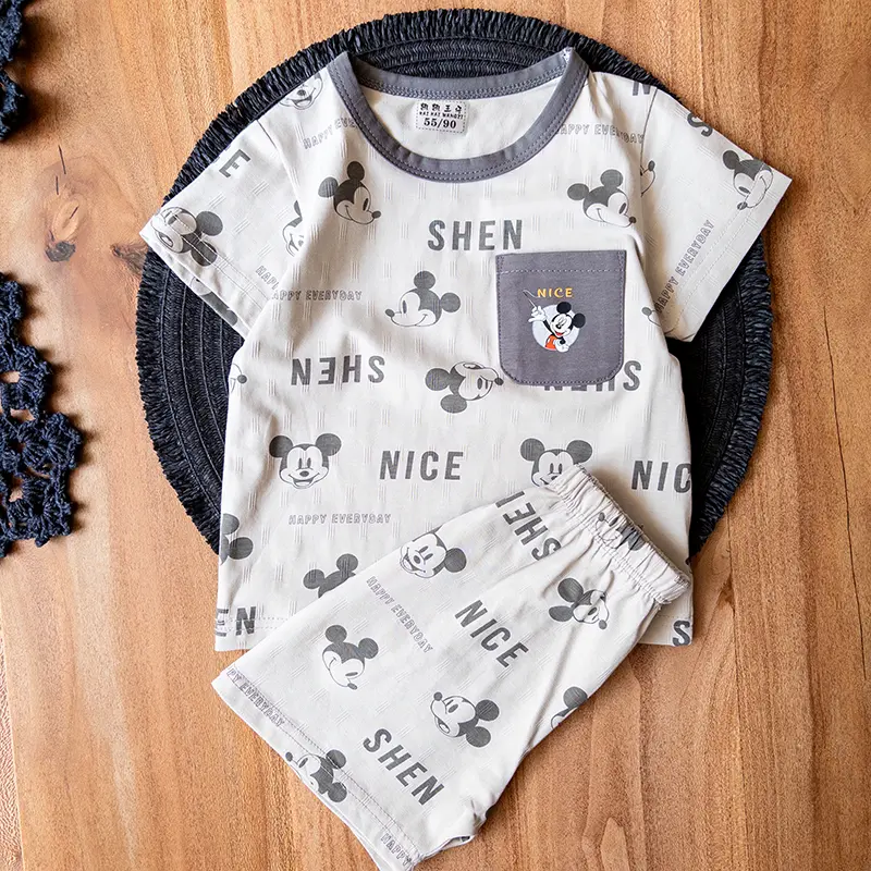 لباس دو‌تکه تابستانی کودکانه با تیشرت و شلوارک شن‌رنگ و چاپ فانتزی میکی