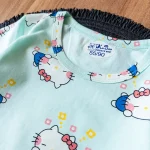 لباس راحتی بچه‌گانه با رنگ سبز و چاپ کارتونی کیتی خوابیده