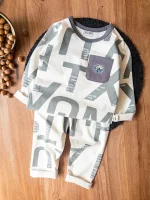 لباس راحتی پسرانه با یقه گرد و نوشته انگلیسی درشت روی سینه