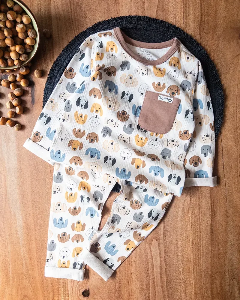 لباس کودک پسر با چاپ کارتونی سگ‌های مختلف روی زمینه نرم پنبه‌ای