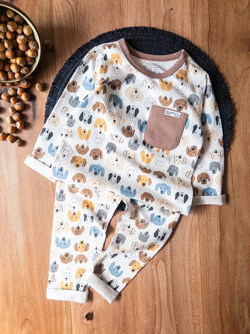 لباس کودک پسر با چاپ کارتونی سگ‌های مختلف روی زمینه نرم پنبه‌ای