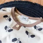 نمای نزدیک بلوز شلوار خونگی با طرح سگ فرفری