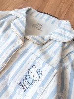 لباس راحتی دخترانه کودک با طرح هلو کیتی روی زمینه راه‌راه