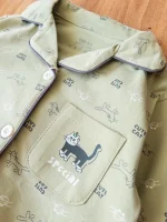 ست لباس بچه‌گانه با رنگ سبز و طرح کارتونی گربه بانمک