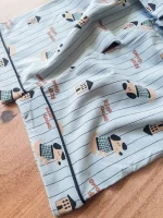 ست لباس بچه‌گانه با طرح حیوان خانگی روی زمینه فیروزه‌ای جذاب