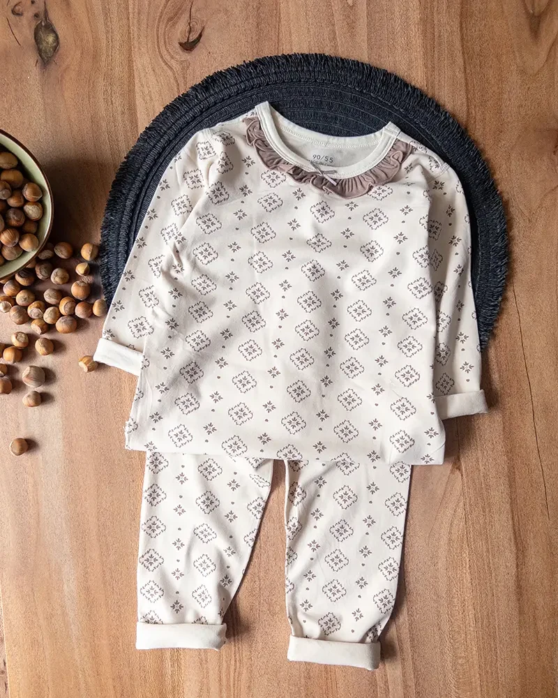 لباس راحتی کودکانه با یقه گرد و طرح گل‌های سبز و زرد