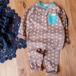 لباس راحتی دخترانه قهوه‌ای با چاپ توت‌فرنگی زیبا