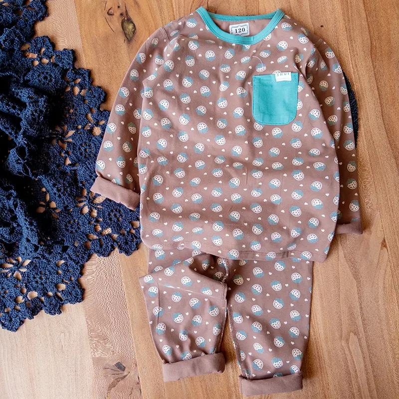 لباس راحتی دخترانه قهوه‌ای با چاپ توت‌فرنگی زیبا