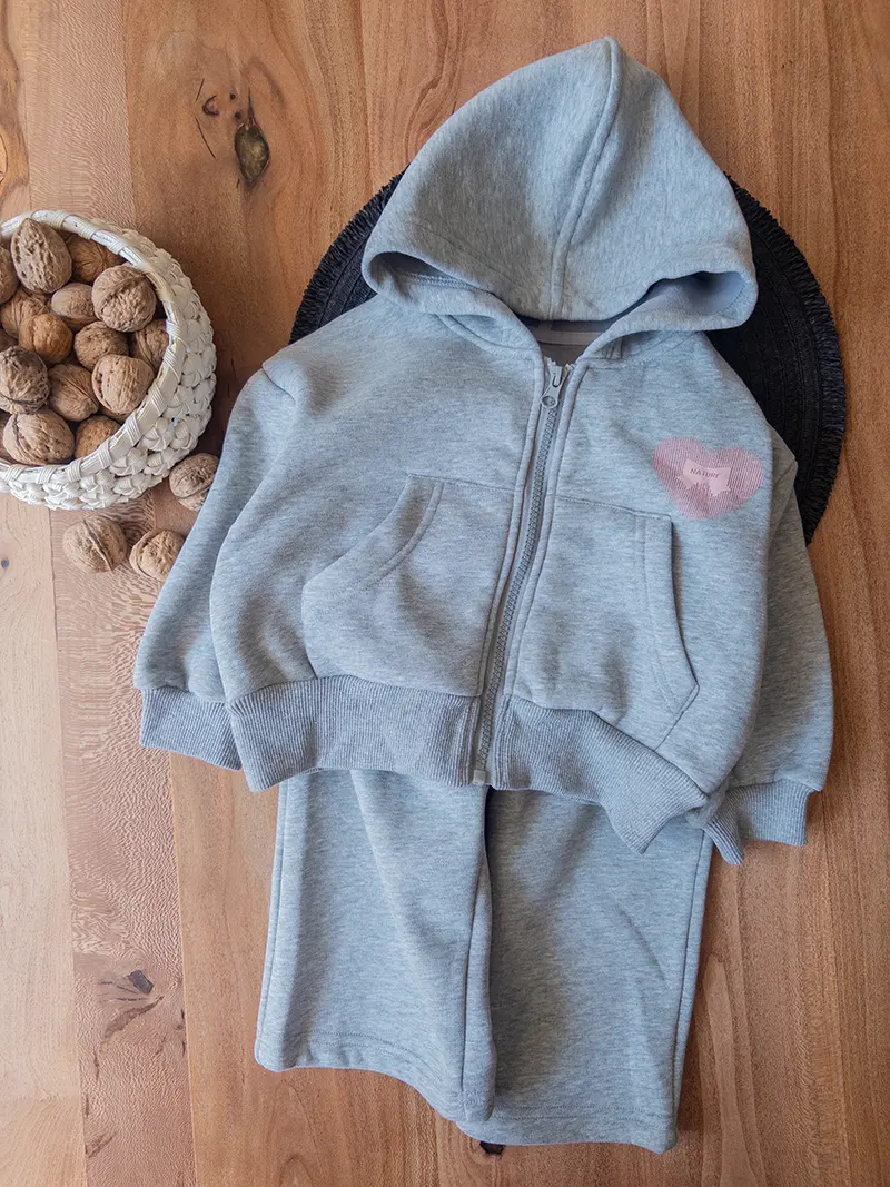 ست سویشرت‌ و شلوار طوسی توکرک Nature بچه‌گانه نمای رو‌به‌رو با فیت راحت