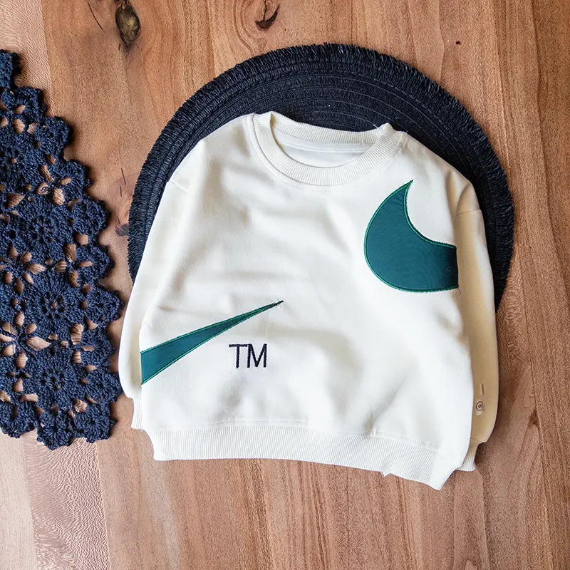 دورس یقه‌گرد نایکی نسکافه‌ای بچه‌گانه نمای رو‌به‌رو با تن‌خور راحت