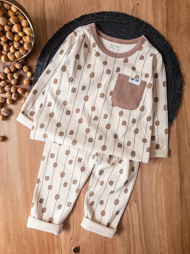 لباس راحتی کودکانه کرم با یقه گرد و طرح خال‌خالی نخی