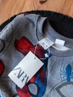 لیبل سایز و نکات شست‌وشو در ست دو‌تکه اسپایدرمن طوسی بچه‌گانه