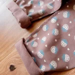 شلوار دخترانه نخی قهوه‌ای با چاپ توت‌فرنگی رنگی