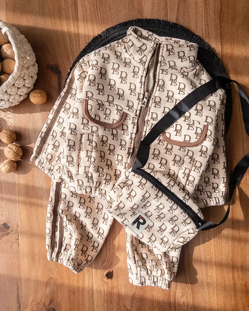 ست سه‌تیکه پسرانه نخی کرم قهوه‌ای با لوگوی dfs روی لباس