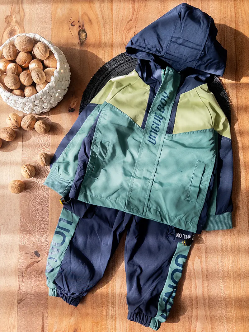 لباس کودکانه پسرانه اسپرت سبز با پارچه شمعی براق