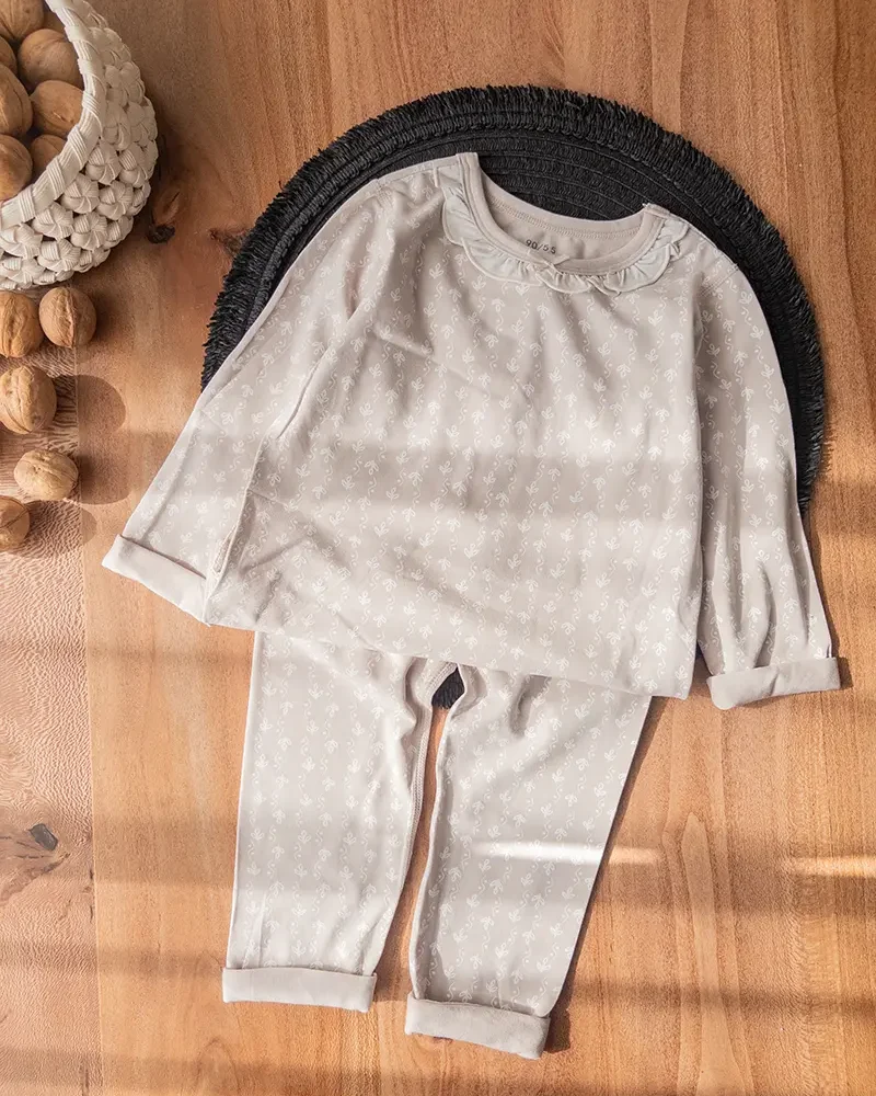 ست راحتی دخترانه نخی طوسی با چاپ گل و یقه چین‌دار