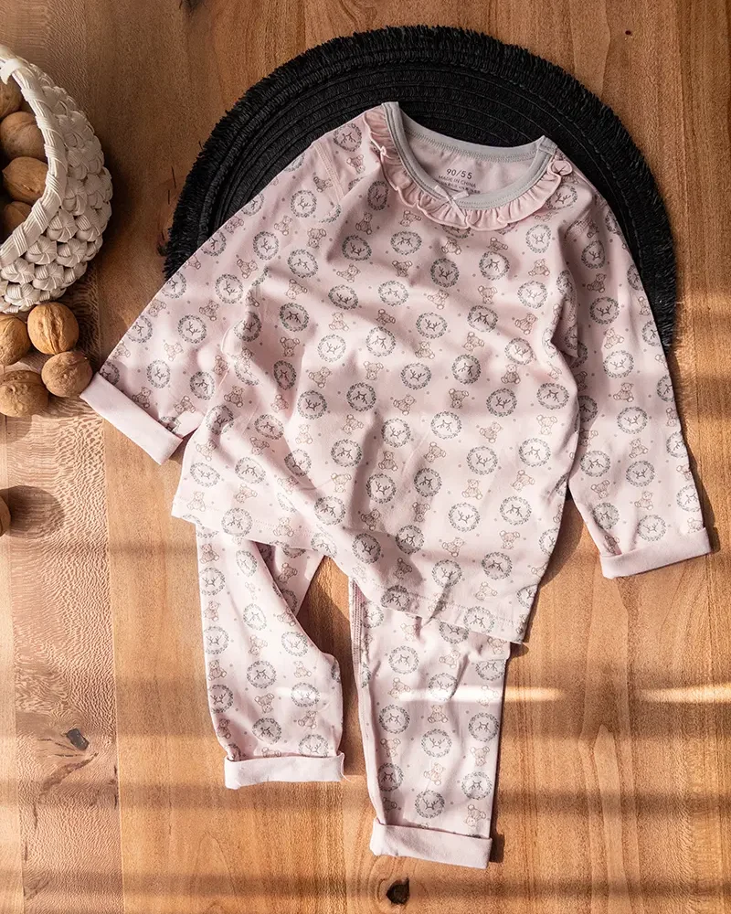 ست راحتی دخترانه با طرح خرس تدی و شال‌گردن صورتی روی بلوز