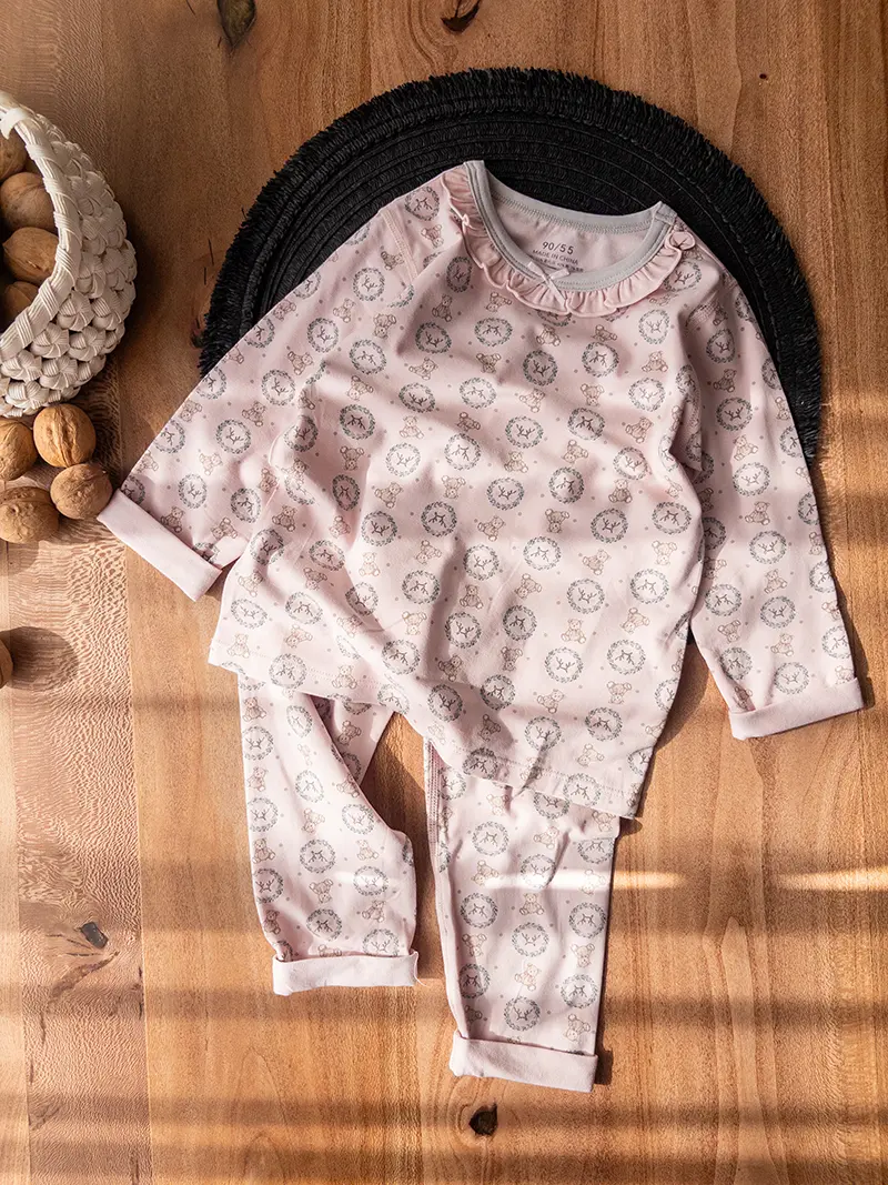 ست راحتی دخترانه با طرح خرس تدی و شال‌گردن صورتی روی بلوز