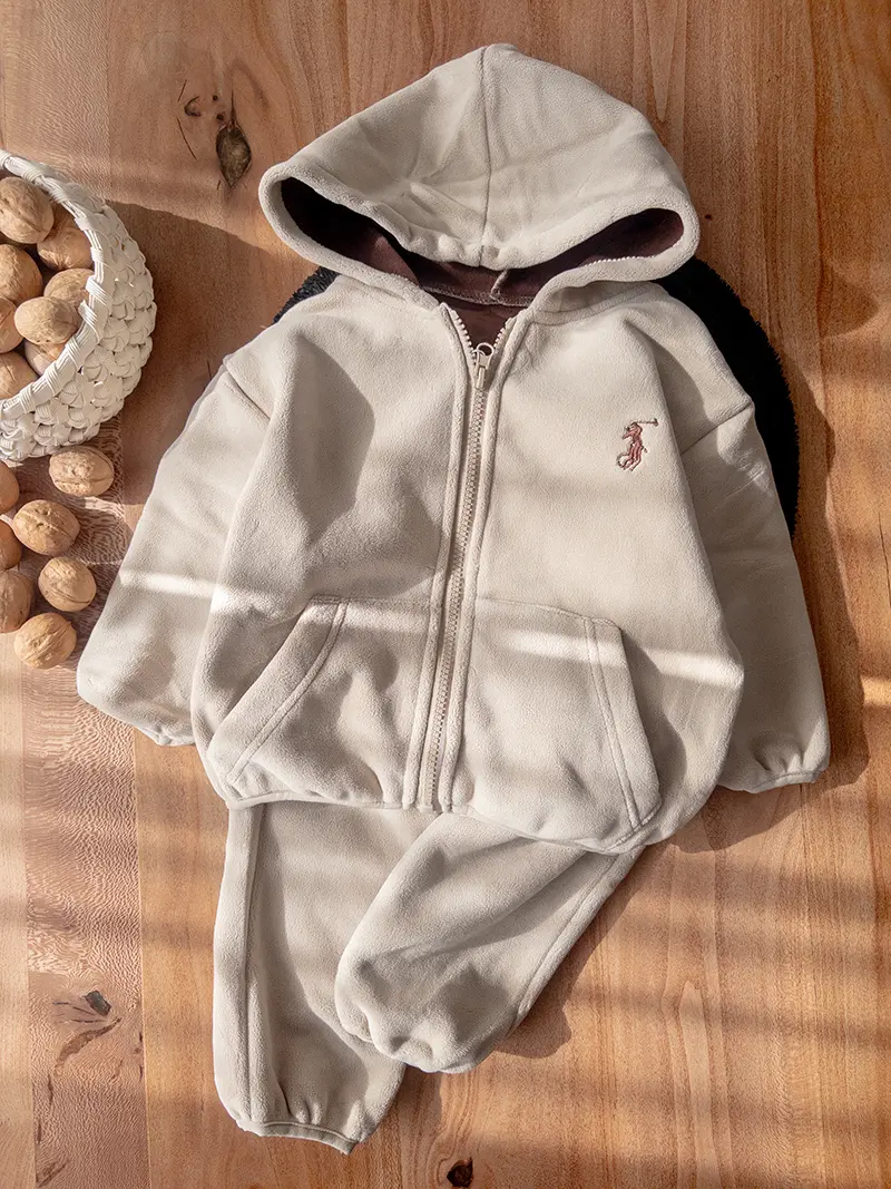 ست سوییشرت و شلوار حوله‌ای بچگانه کرم با طرح پولو