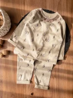 ست راحتی کودکانه سبز با طرح کارتونی مرغابی روی بلوز