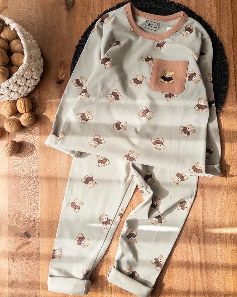 ست راحتی بچگانه سبز با طرح خرس تدی و جیب کرم‌رنگ