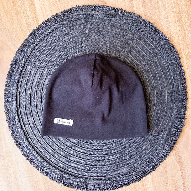 کلاه ساده بچگانه مشکی با جنس نخی و طراحی مینیمال