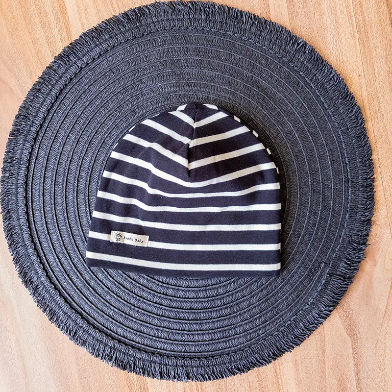 کلاه بچگانه مشکی راه‌راه با طراحی اسپرت و ساده