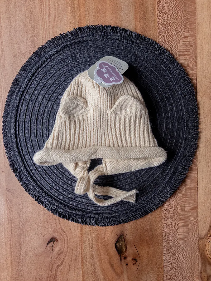kids-cream-cable-knit-hat-style کلاه زمستانی کودکانه با طراحی بافت انگلیسی
