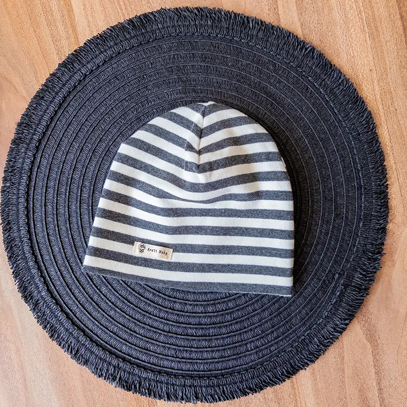 کلاه کودکانه طوسی با طرح راه‌راه و جنس پنبه‌ای