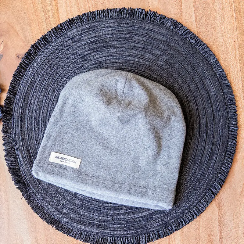 کلاه ساده بچگانه طوسی با لبه طوسی هم‌رنگ