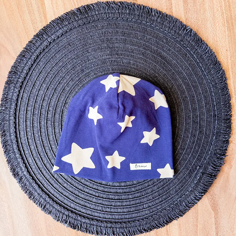 کلاه پسرانه بچگانه سرمه‌ای با طرح ستاره‌ای نخی