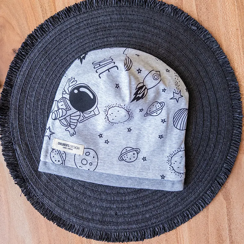 کلاه کودکانه طوسی رنگ با تصویر فانتزی فضانورد