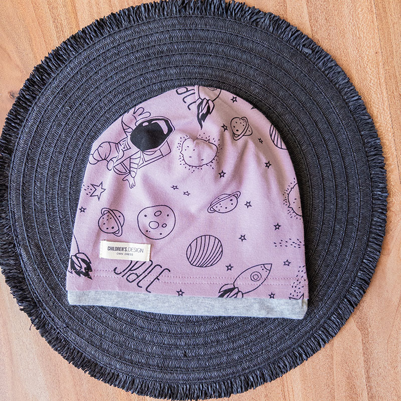 کلاه کودکانه با تم فضایی و ترکیب رنگ بنفش و طوسی